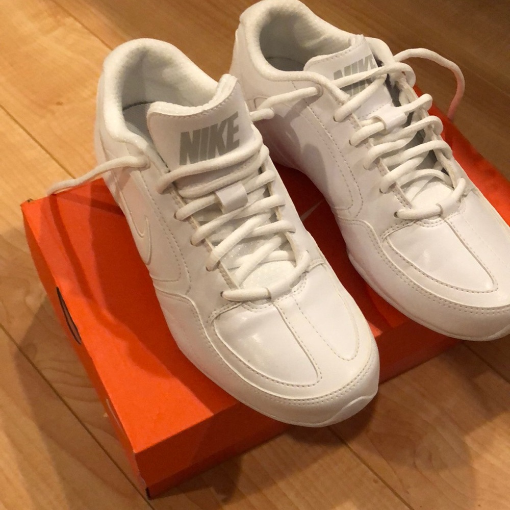 Nike Women’s Musique VII SL